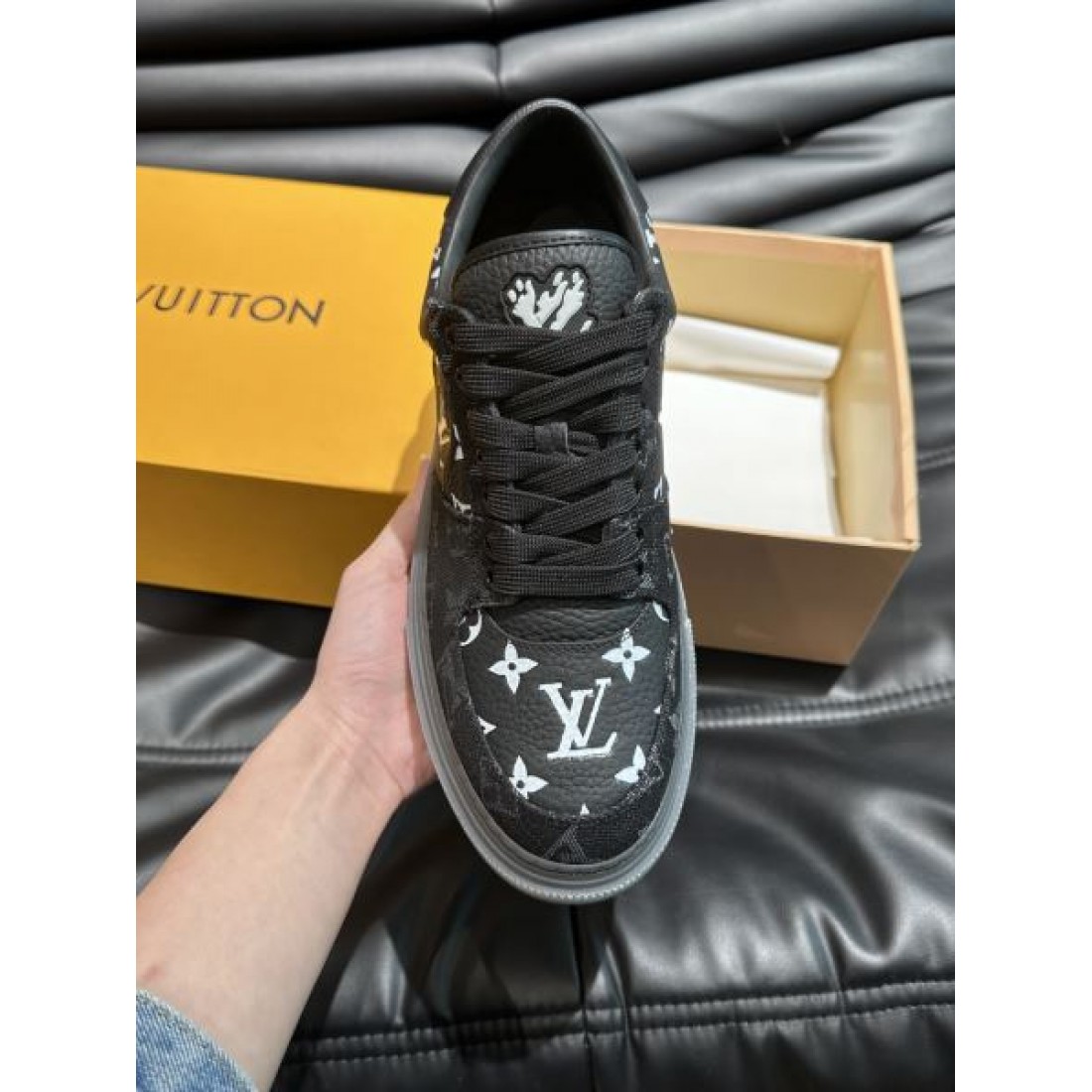 モノグラムパターン レースアップ仕様 LOUIS VUITTON ルイヴィトン コピー スニーカー ストリートファッション ブランド感