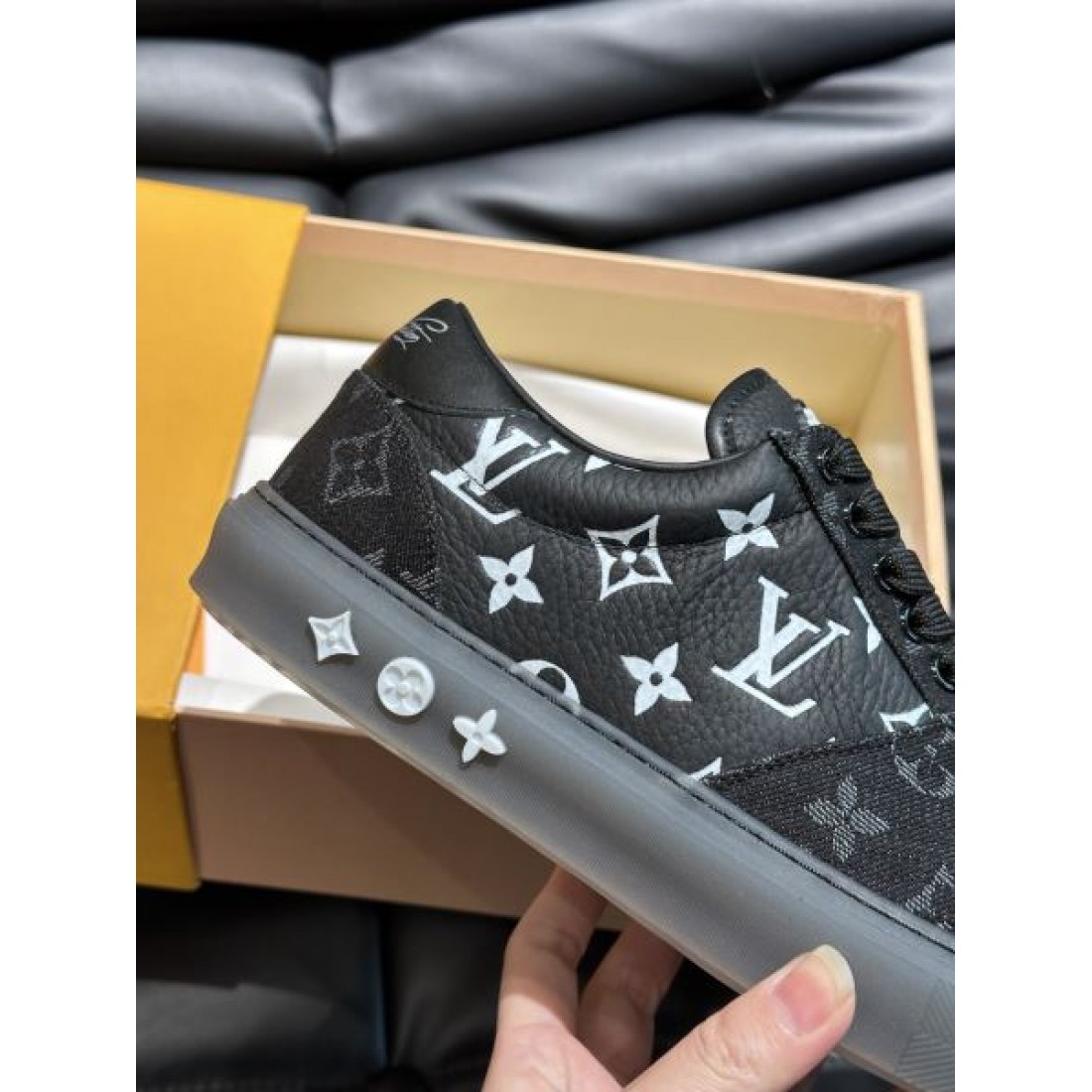 モノグラムパターン レースアップ仕様 LOUIS VUITTON ルイヴィトン コピー スニーカー ストリートファッション ブランド感