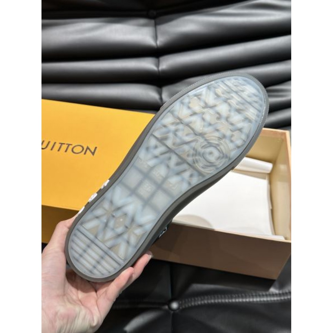 モノグラムパターン レースアップ仕様 LOUIS VUITTON ルイヴィトン コピー スニーカー ストリートファッション ブランド感