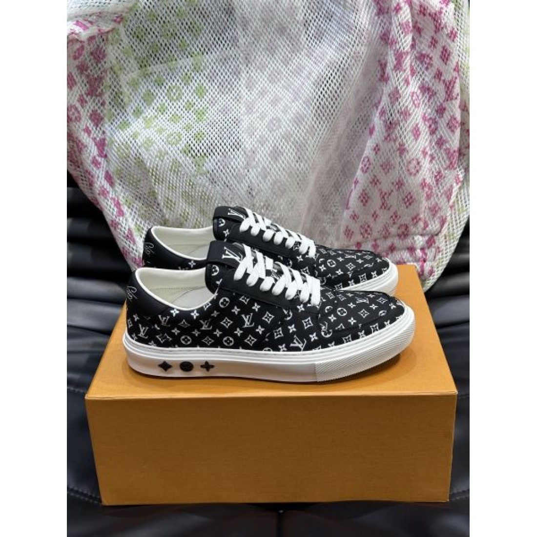  シンプルシルエット LOUIS VUITTON ルイヴィトン コピー スニーカー カジュアルシューズ プレゼント選び 人気モデル