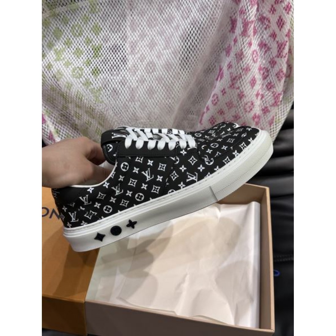  シンプルシルエット LOUIS VUITTON ルイヴィトン コピー スニーカー カジュアルシューズ プレゼント選び 人気モデル