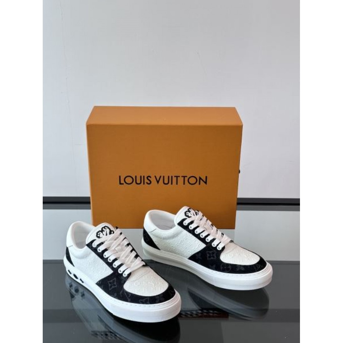 コートシルエット シンプルフォルム LOUIS VUITTON ルイヴィトン コピー スニーカー モノトーンカラー 大人カジュアル 旬スタイル