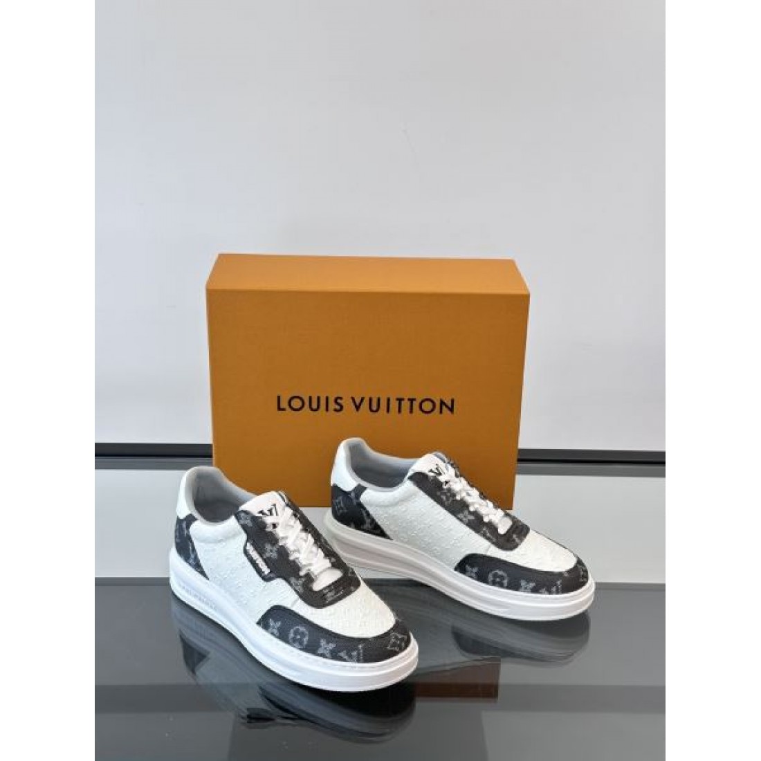 シンプルデザイン モノグラムアクセント LOUIS VUITTON ルイヴィトン コピー スニーカー デイリースタイル 高級感 メンズシューズ
