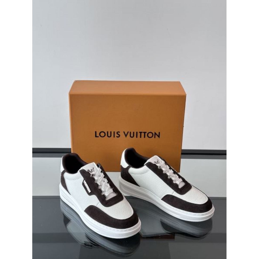 コートシルエット バイカラー仕様 LOUIS VUITTON ルイヴィトン コピー スニーカー クリーンデザイン 人気モデル 新作モデル カジュアルスタイル