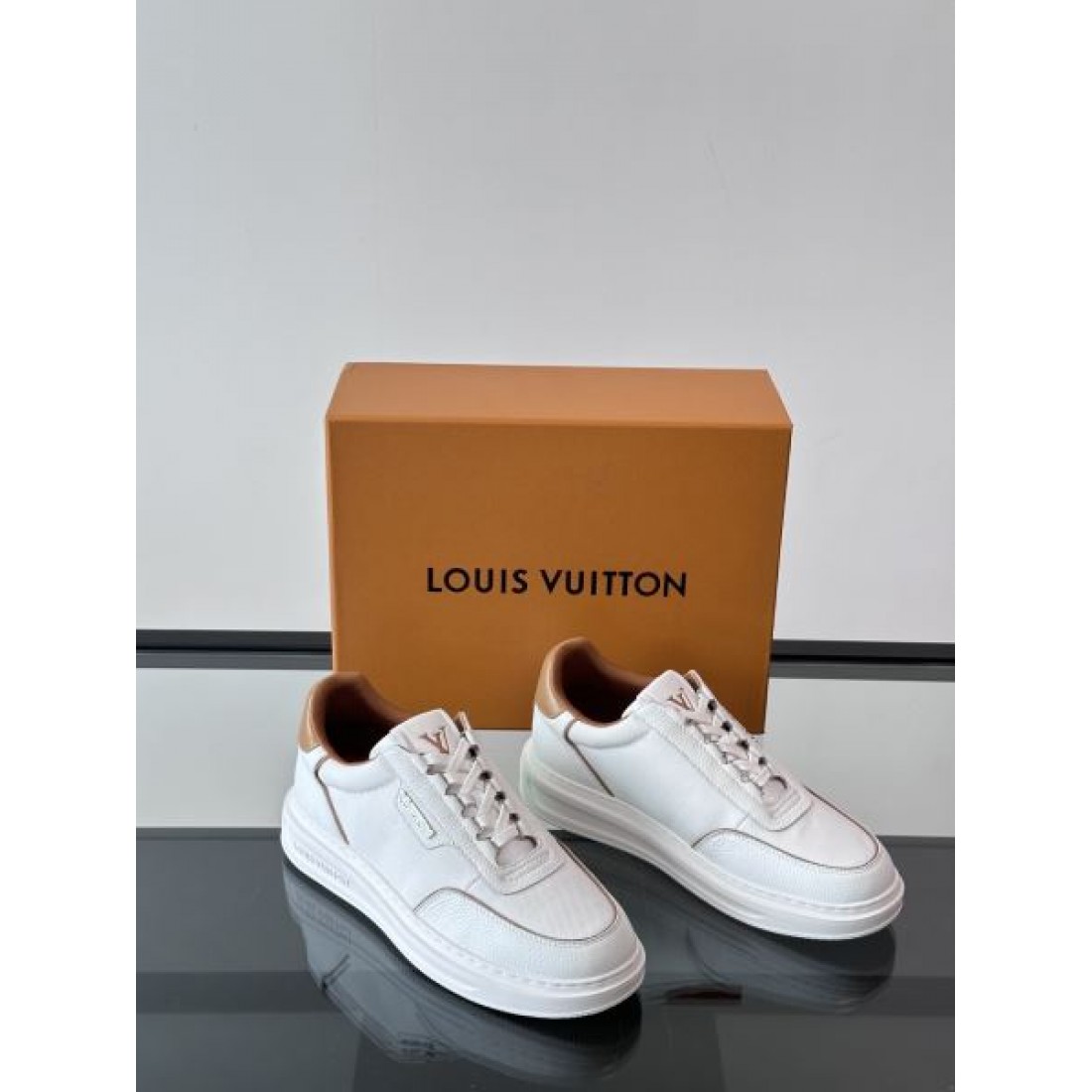 クリーンデザイン シンプルフォルム レザー調アッパー 爽やかメンズコーデ LOUIS VUITTON ルイヴィトン コピー スニーカー 春夏スタイル