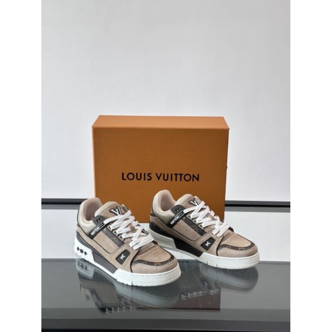ミニマルデザイン ローカットモデル 柔らかな配色 大人カジュアル LOUIS VUITTON ルイヴィトン コピー スニーカー 人気モデル