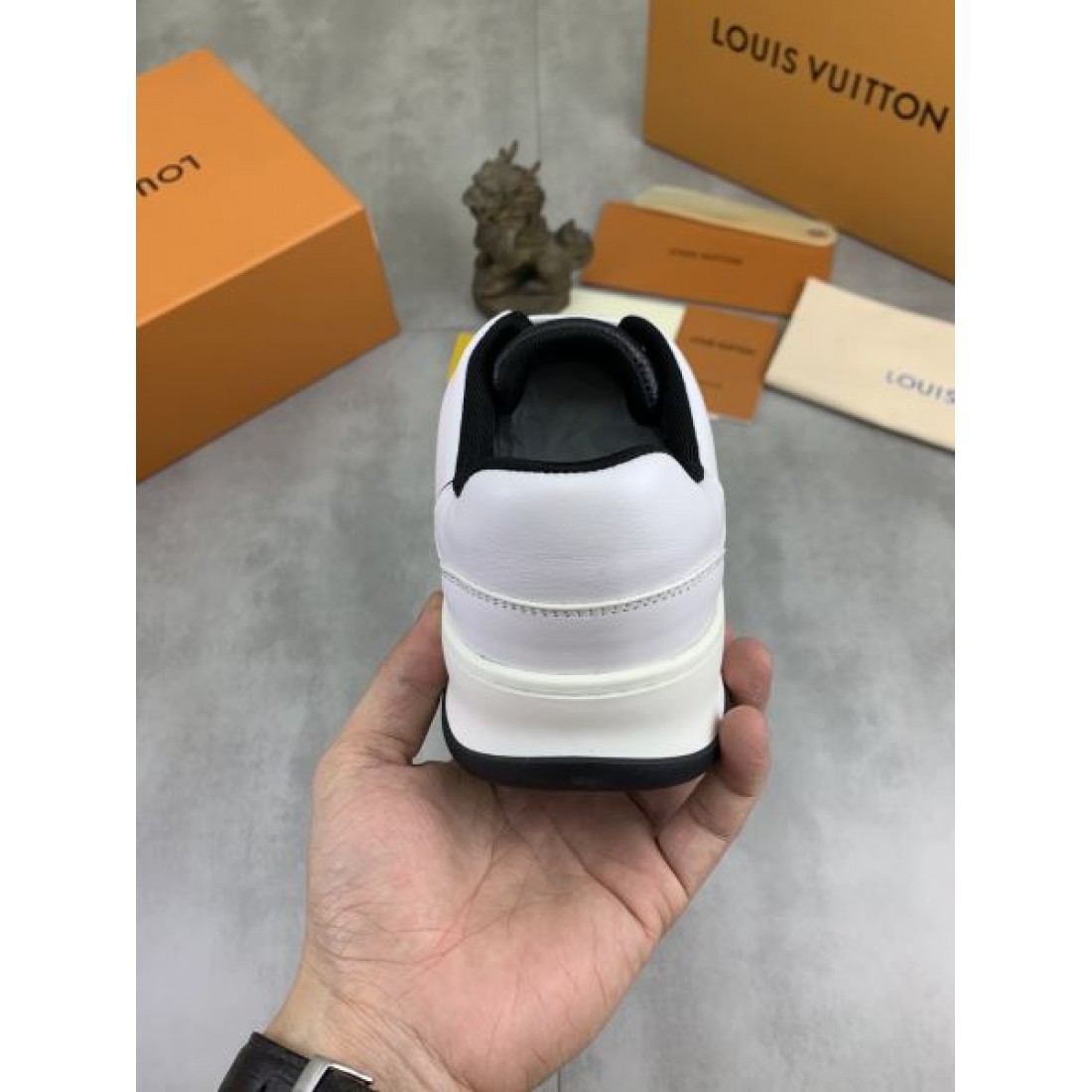 モノグラムパターン ローカット コートシルエット バイカラーデザイン LOUIS VUITTON ルイヴィトン コピー スニーカー 洗練カジュアル