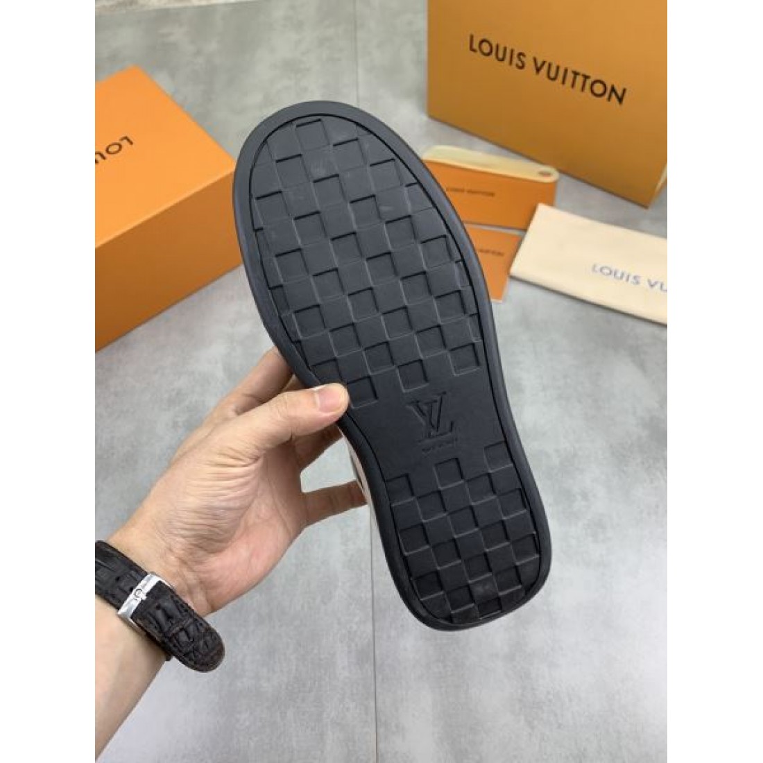 モノグラムパターン ローカット コートシルエット バイカラーデザイン LOUIS VUITTON ルイヴィトン コピー スニーカー 洗練カジュアル