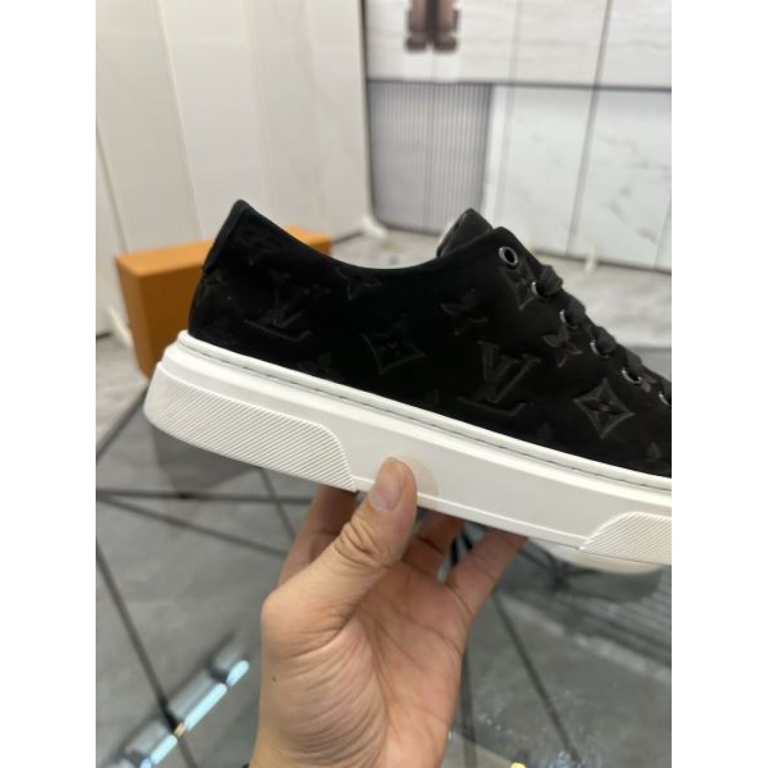 モノグラムエンボス ローカット クリーンフォルム 2026新作 LOUIS VUITTON ルイヴィトン コピー スニーカー 大人カジュアル