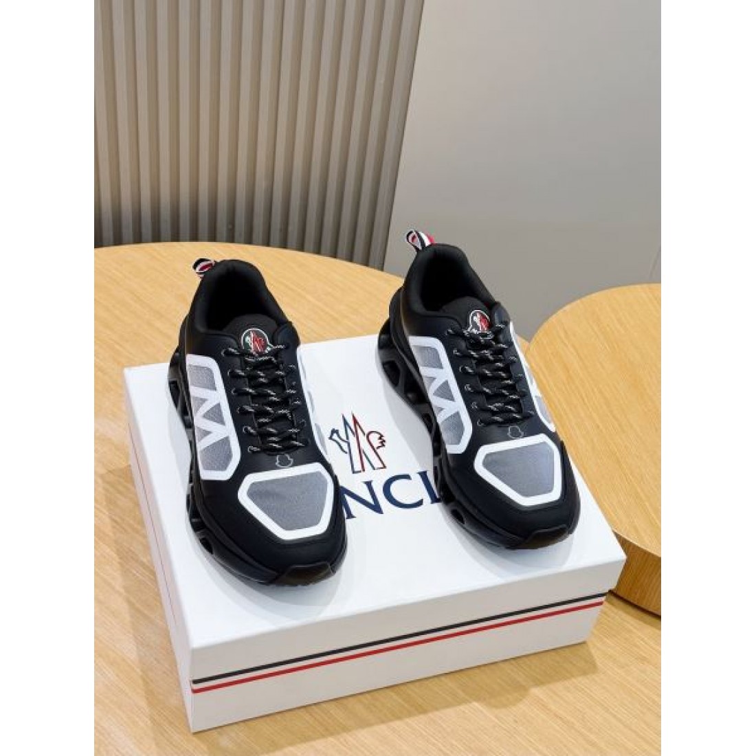 ランニングスタイル メッシュ切替 ボリュームソール 軽快フォルム MONCLER モンクレール コピー スニーカー アクティブコーデ
