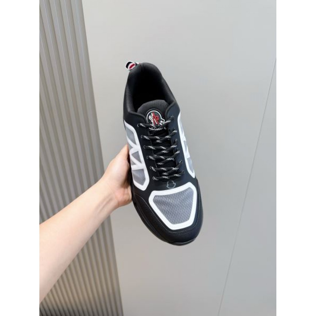 ランニングスタイル メッシュ切替 ボリュームソール 軽快フォルム MONCLER モンクレール コピー スニーカー アクティブコーデ