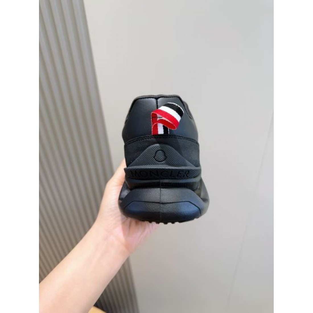 ランニングスタイル メッシュ切替 ボリュームソール 軽快フォルム MONCLER モンクレール コピー スニーカー アクティブコーデ