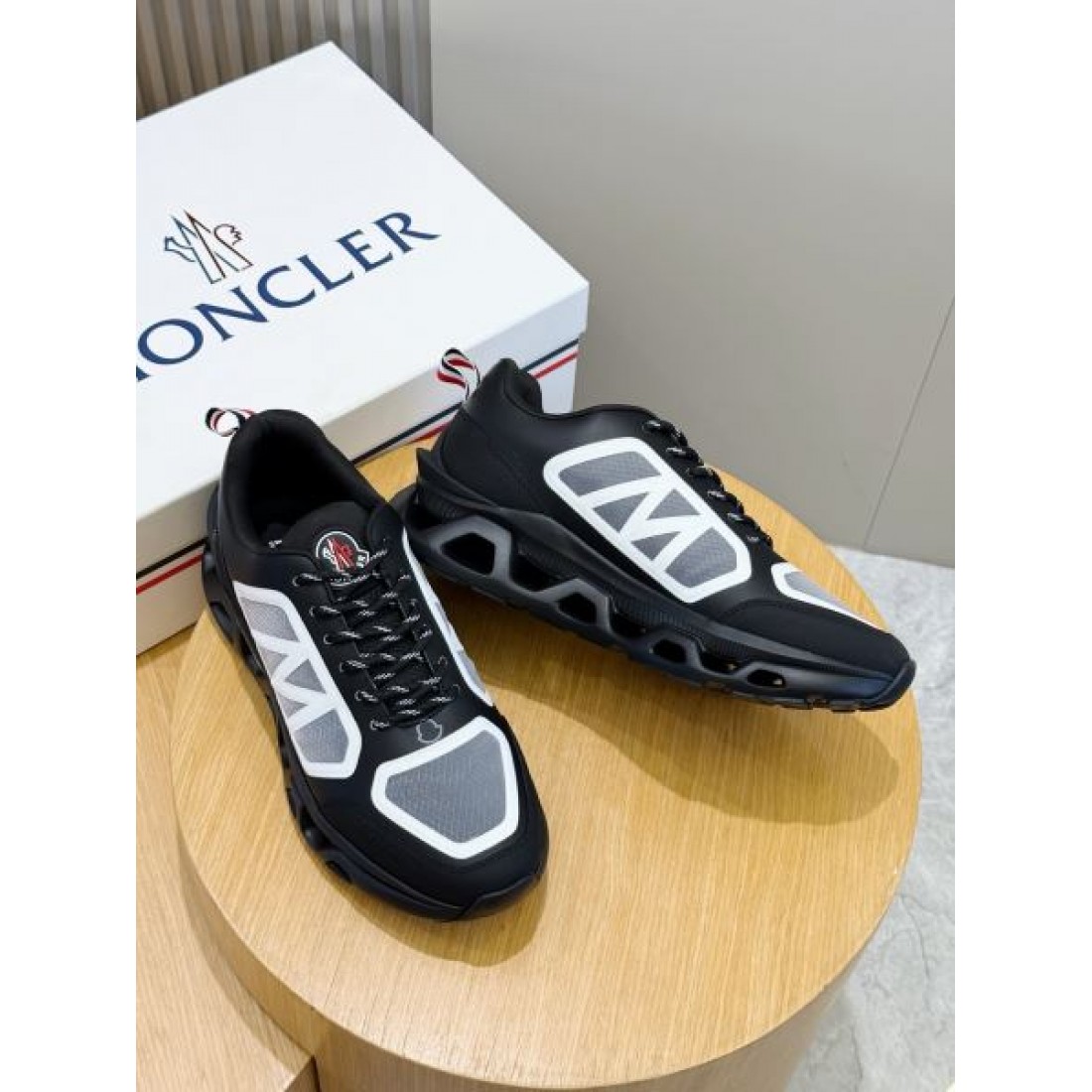 ランニングスタイル メッシュ切替 ボリュームソール 軽快フォルム MONCLER モンクレール コピー スニーカー アクティブコーデ
