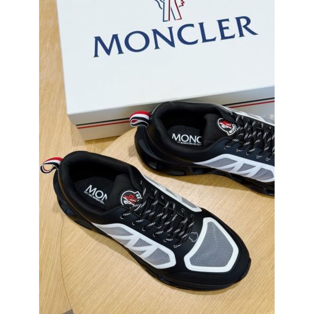 ランニングスタイル メッシュ切替 ボリュームソール 軽快フォルム MONCLER モンクレール コピー スニーカー アクティブコーデ