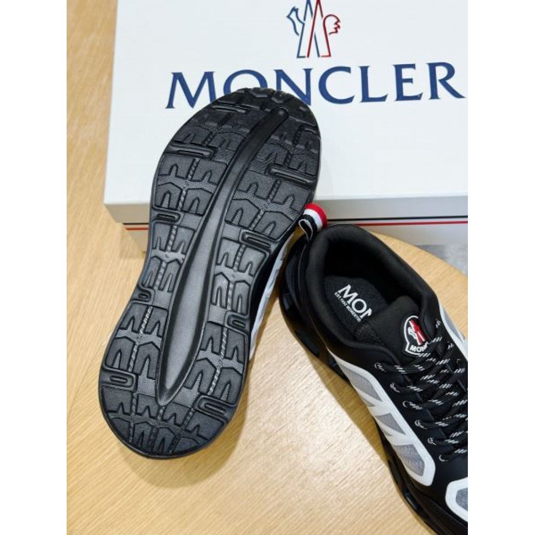 ランニングスタイル メッシュ切替 ボリュームソール 軽快フォルム MONCLER モンクレール コピー スニーカー アクティブコーデ