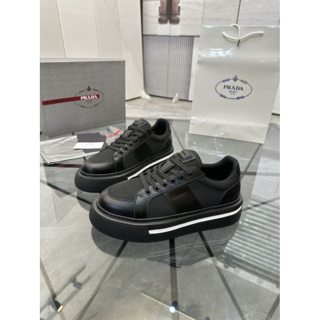 トライアングルロゴ ローカット メッシュ切替 厚底ソール モノトーンスタイル PRADA プラダ コピー スニーカー 都会派コーデ