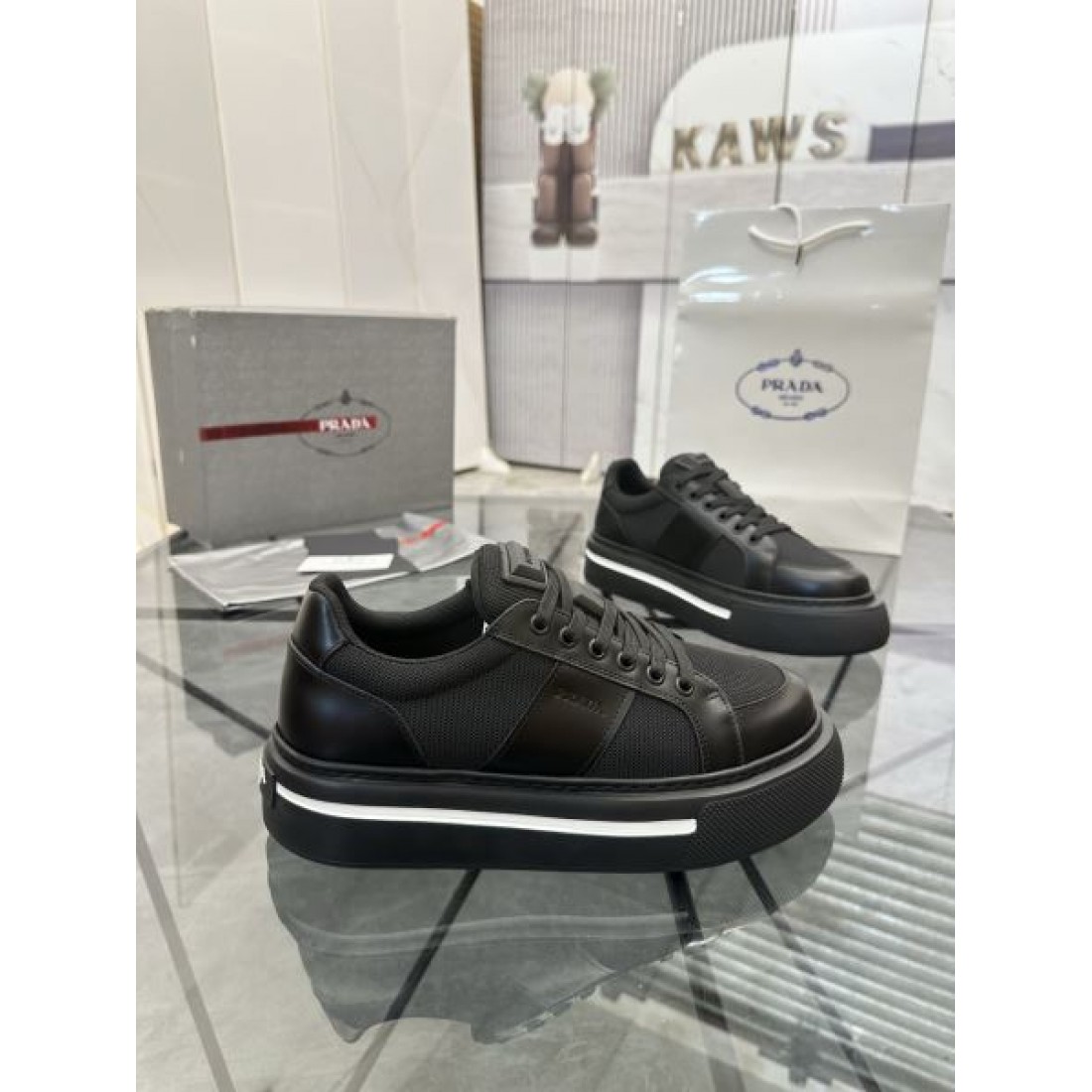 トライアングルロゴ ローカット メッシュ切替 厚底ソール モノトーンスタイル PRADA プラダ コピー スニーカー 都会派コーデ