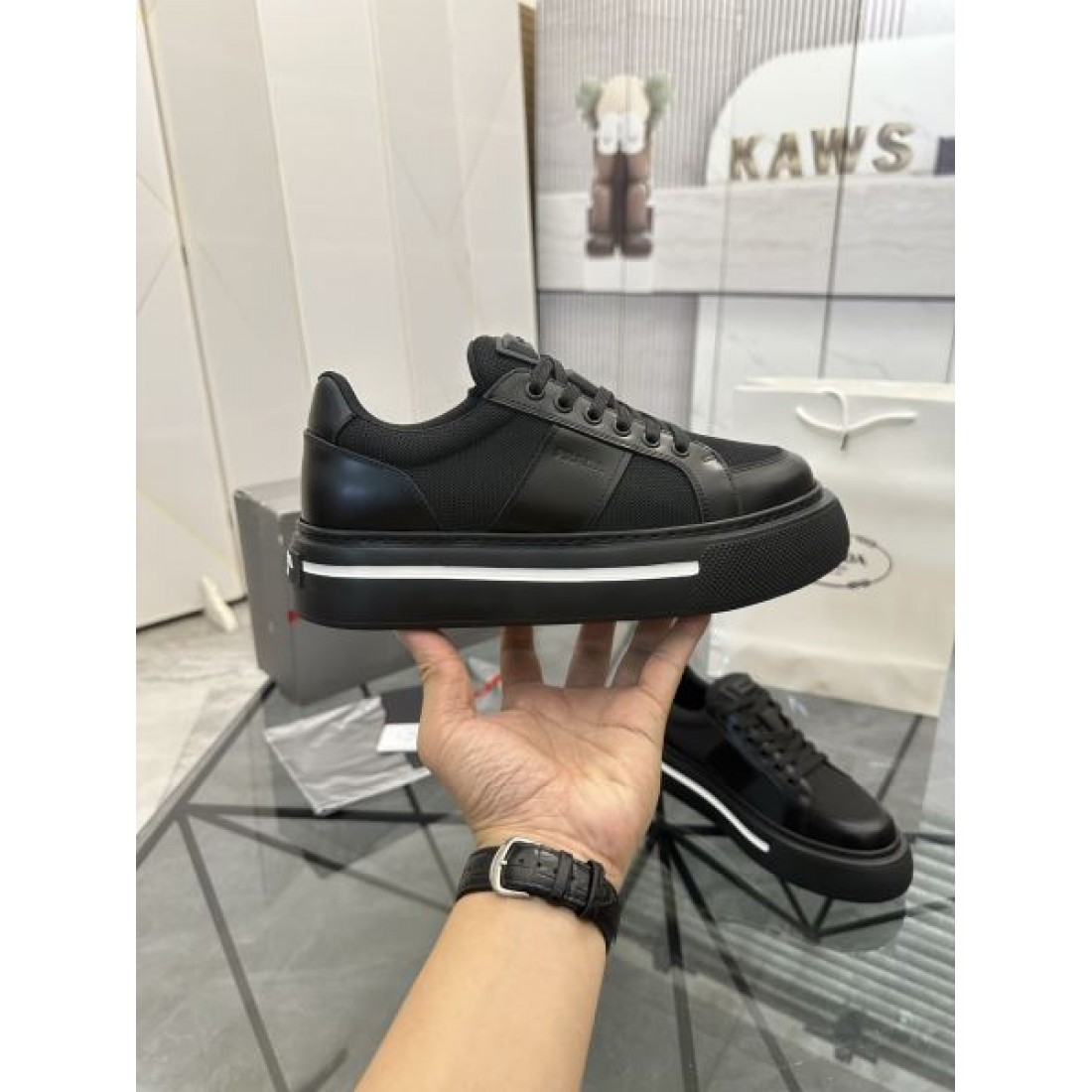 トライアングルロゴ ローカット メッシュ切替 厚底ソール モノトーンスタイル PRADA プラダ コピー スニーカー 都会派コーデ