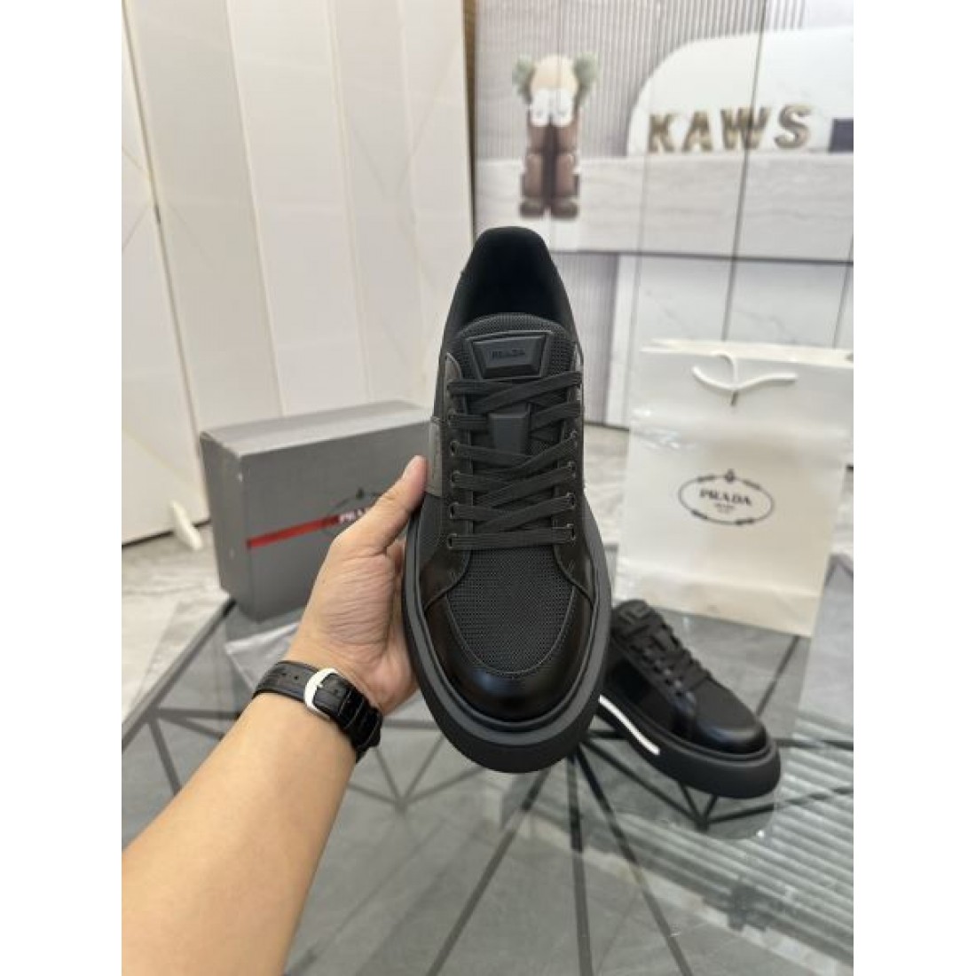 トライアングルロゴ ローカット メッシュ切替 厚底ソール モノトーンスタイル PRADA プラダ コピー スニーカー 都会派コーデ