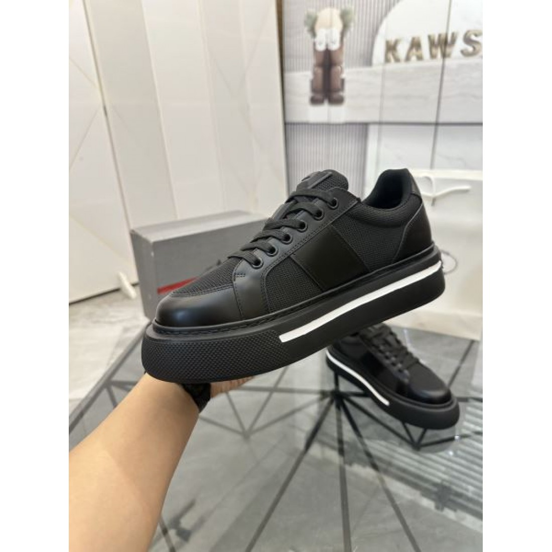 トライアングルロゴ ローカット メッシュ切替 厚底ソール モノトーンスタイル PRADA プラダ コピー スニーカー 都会派コーデ