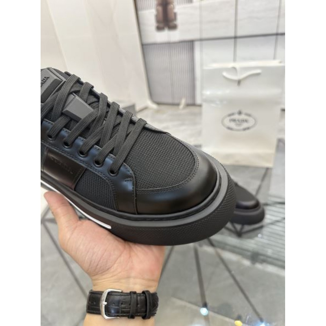 トライアングルロゴ ローカット メッシュ切替 厚底ソール モノトーンスタイル PRADA プラダ コピー スニーカー 都会派コーデ