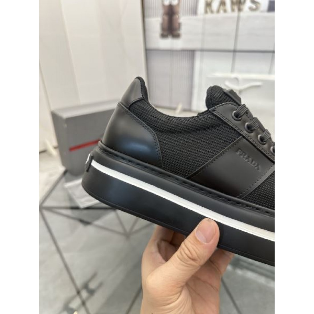 トライアングルロゴ ローカット メッシュ切替 厚底ソール モノトーンスタイル PRADA プラダ コピー スニーカー 都会派コーデ
