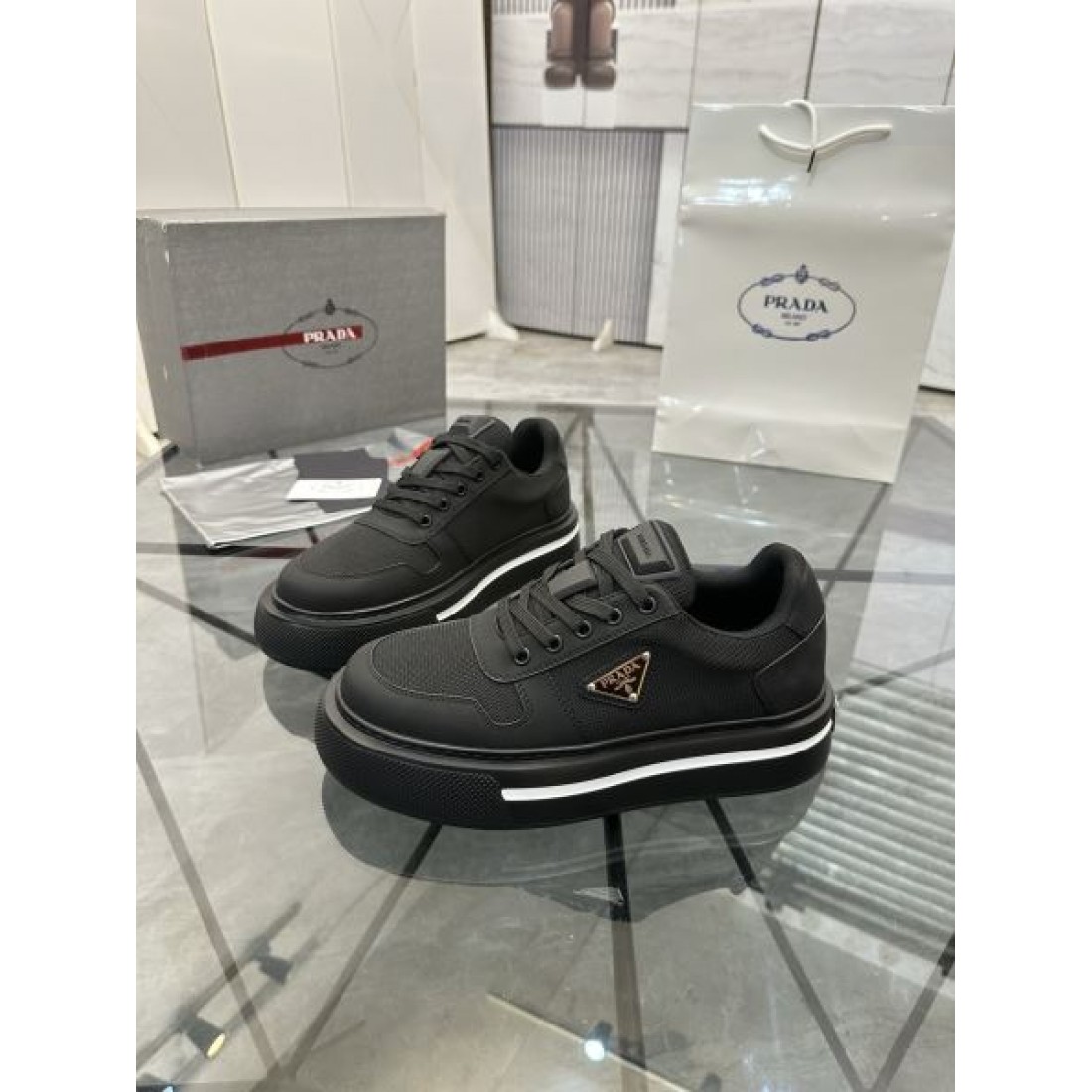 ベーシックシルエット ラバートリム ストリートテイスト PRADA プラダ コピー スニーカー 高見えカジュアル