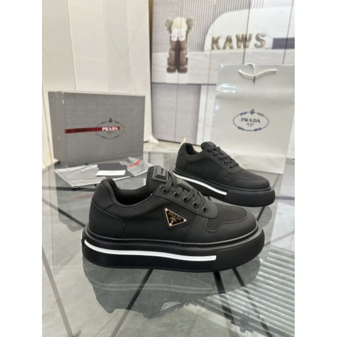ベーシックシルエット ラバートリム ストリートテイスト PRADA プラダ コピー スニーカー 高見えカジュアル