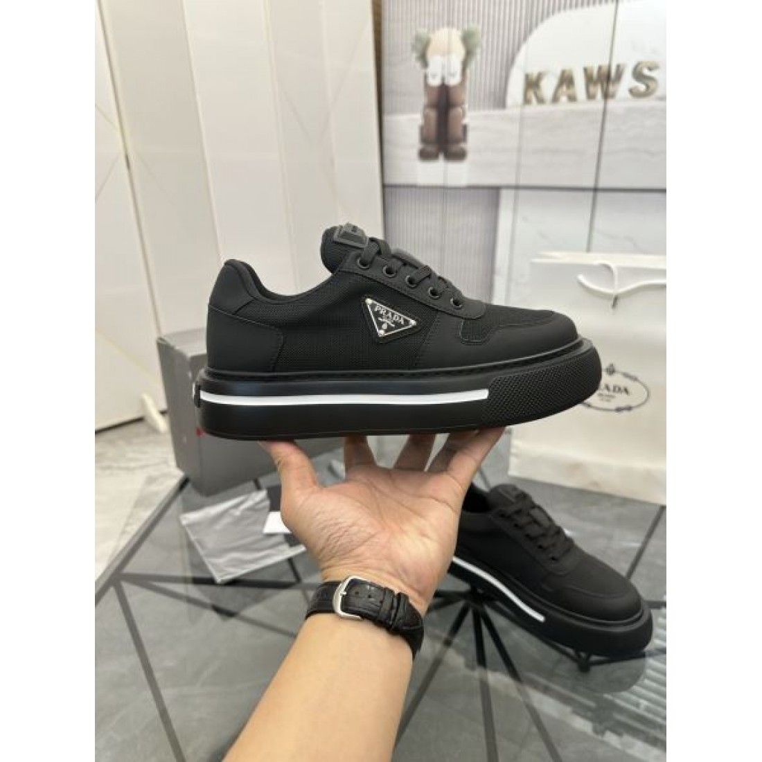ベーシックシルエット ラバートリム ストリートテイスト PRADA プラダ コピー スニーカー 高見えカジュアル