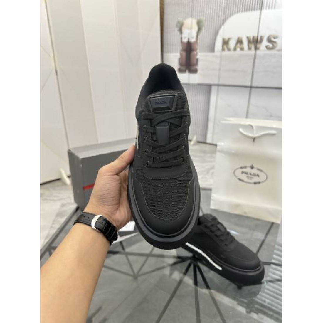 ベーシックシルエット ラバートリム ストリートテイスト PRADA プラダ コピー スニーカー 高見えカジュアル