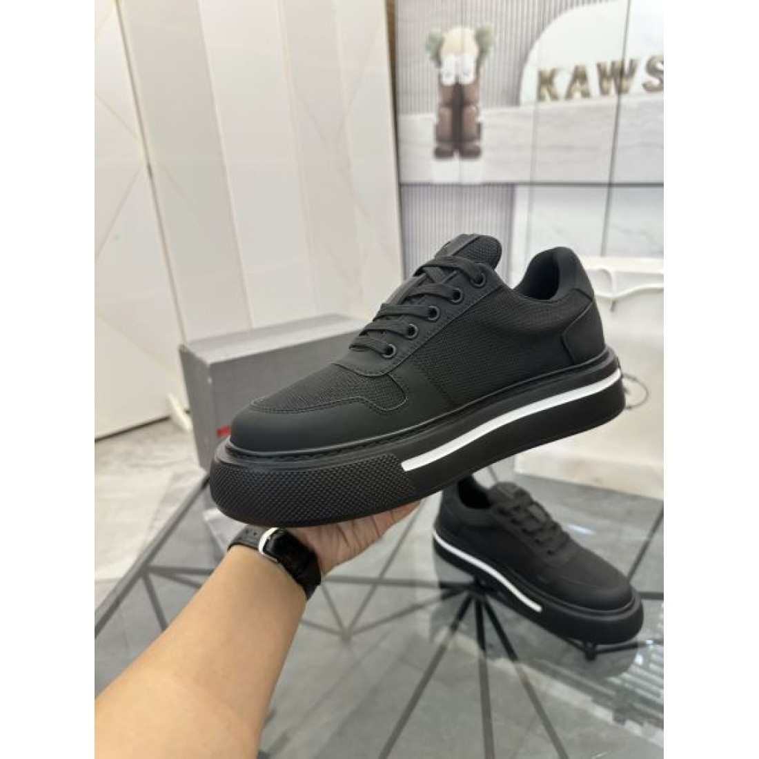 ベーシックシルエット ラバートリム ストリートテイスト PRADA プラダ コピー スニーカー 高見えカジュアル