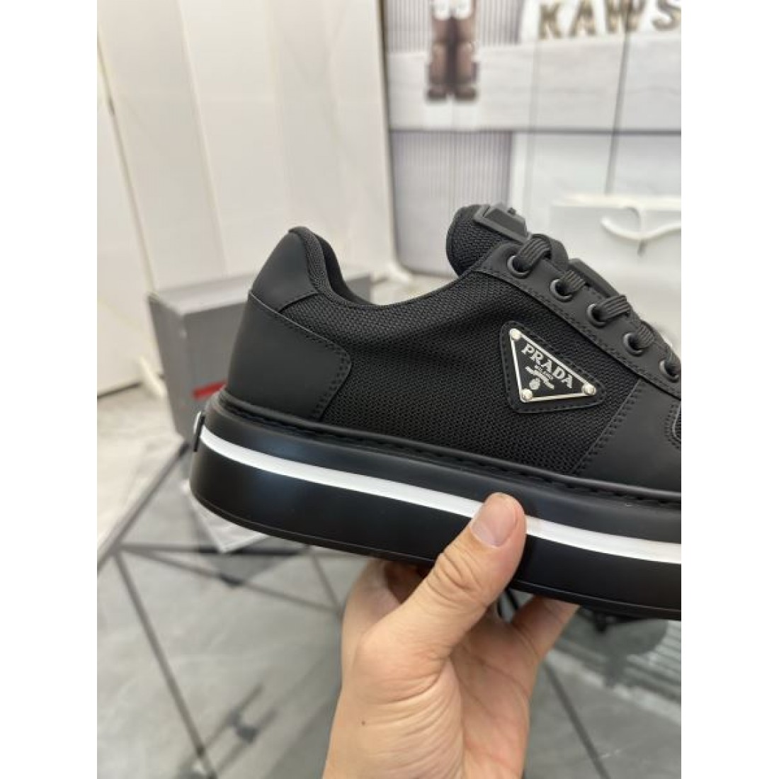 ベーシックシルエット ラバートリム ストリートテイスト PRADA プラダ コピー スニーカー 高見えカジュアル
