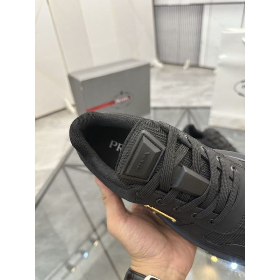 ベーシックシルエット ラバートリム ストリートテイスト PRADA プラダ コピー スニーカー 高見えカジュアル