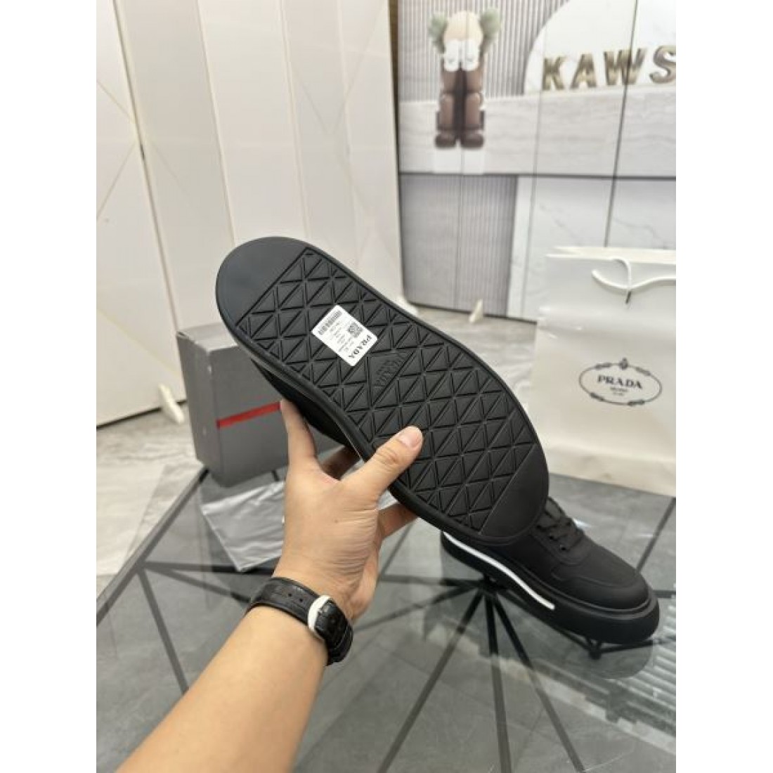 ベーシックシルエット ラバートリム ストリートテイスト PRADA プラダ コピー スニーカー 高見えカジュアル