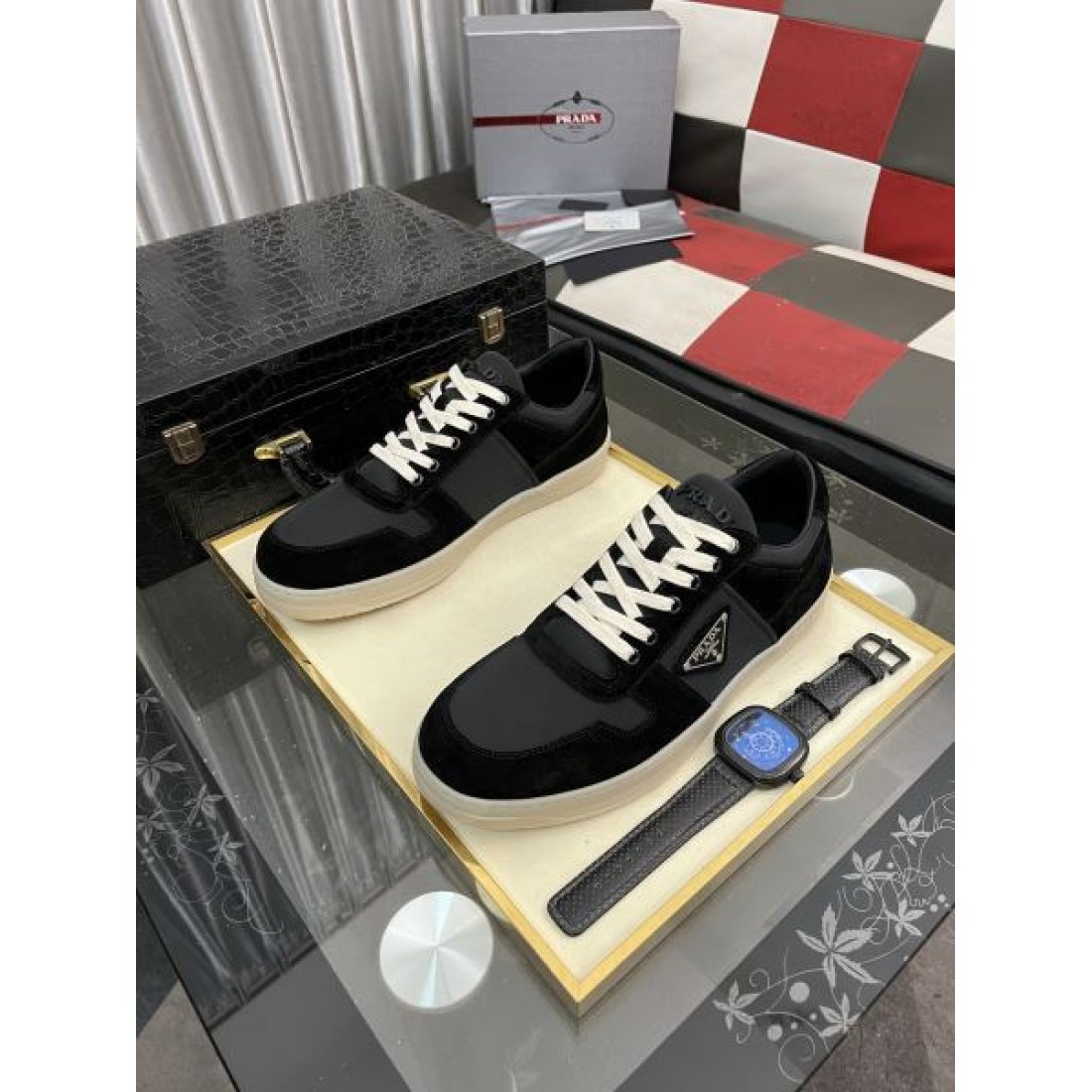 ミニマルロゴ ベーシックデザイン 上品カジュアル 足元アクセント PRADA プラダ コピー スニーカー 推奨モデル