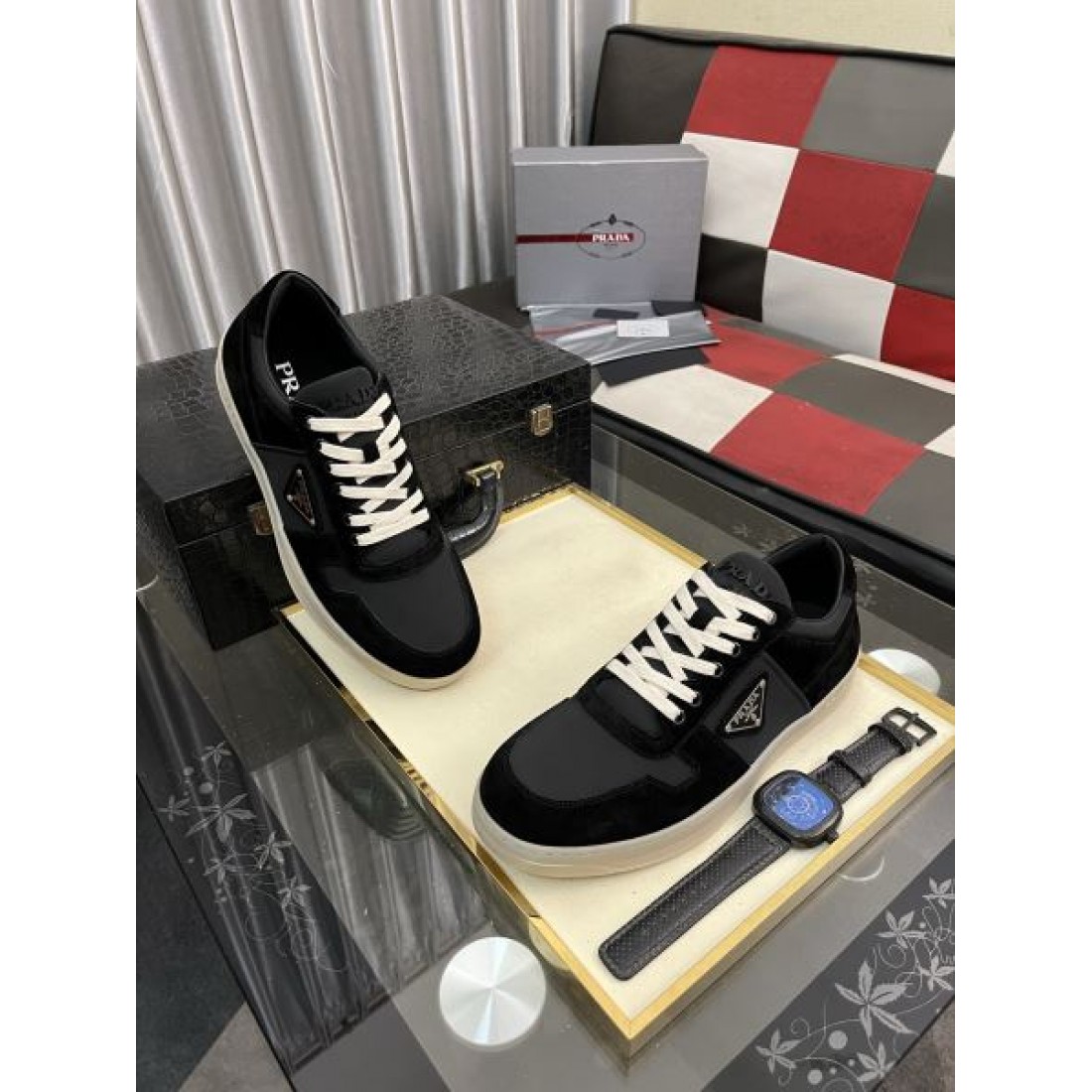 ミニマルロゴ ベーシックデザイン 上品カジュアル 足元アクセント PRADA プラダ コピー スニーカー 推奨モデル