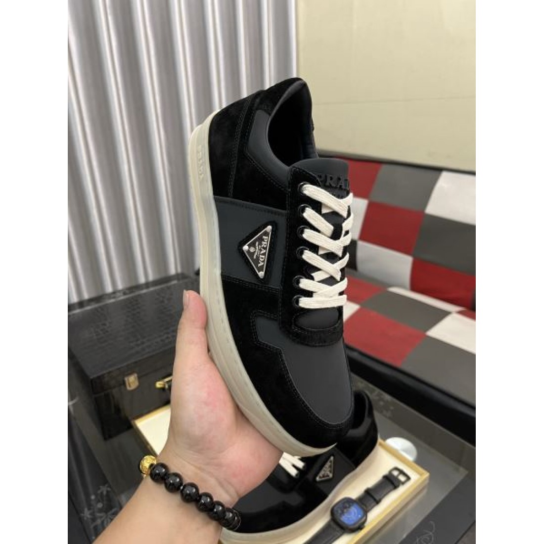 ミニマルロゴ ベーシックデザイン 上品カジュアル 足元アクセント PRADA プラダ コピー スニーカー 推奨モデル