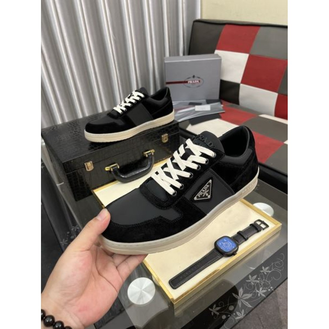 ミニマルロゴ ベーシックデザイン 上品カジュアル 足元アクセント PRADA プラダ コピー スニーカー 推奨モデル