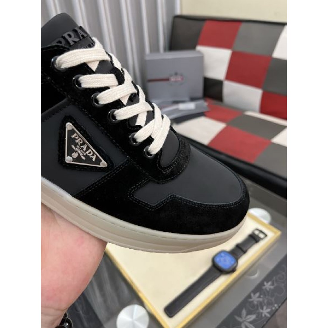 ミニマルロゴ ベーシックデザイン 上品カジュアル 足元アクセント PRADA プラダ コピー スニーカー 推奨モデル