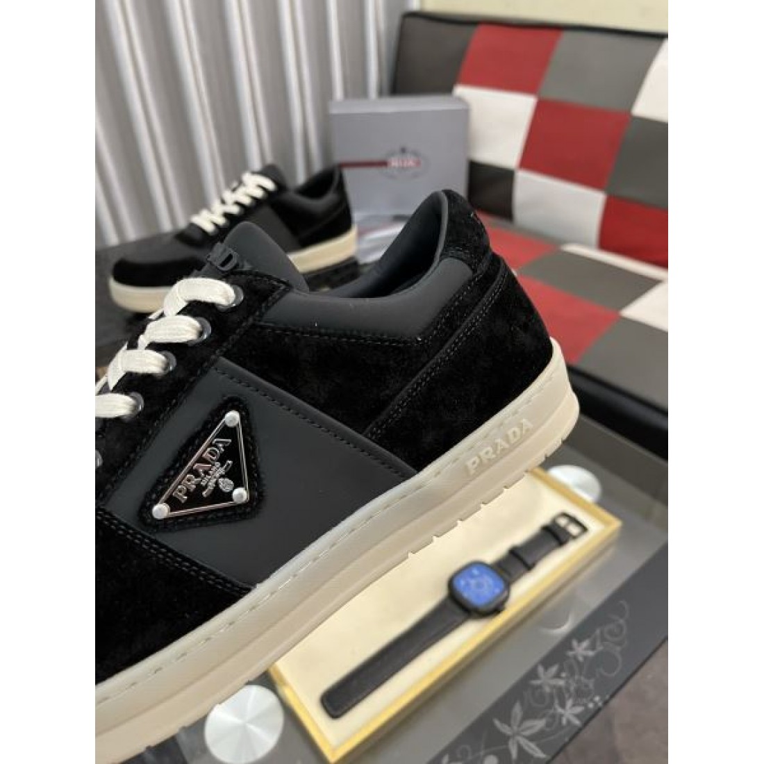 ミニマルロゴ ベーシックデザイン 上品カジュアル 足元アクセント PRADA プラダ コピー スニーカー 推奨モデル