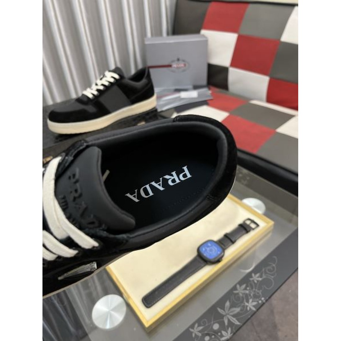 ミニマルロゴ ベーシックデザイン 上品カジュアル 足元アクセント PRADA プラダ コピー スニーカー 推奨モデル