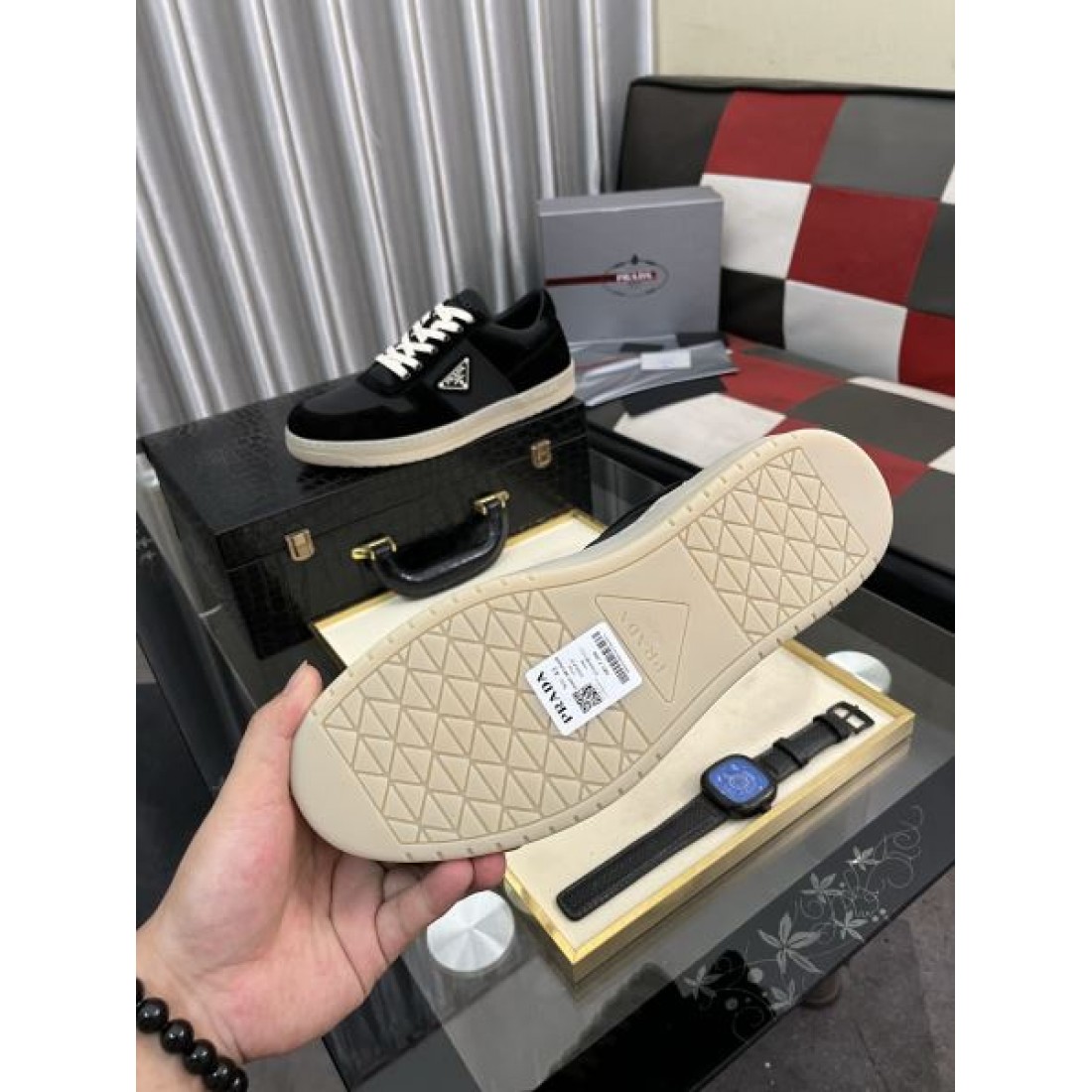 ミニマルロゴ ベーシックデザイン 上品カジュアル 足元アクセント PRADA プラダ コピー スニーカー 推奨モデル