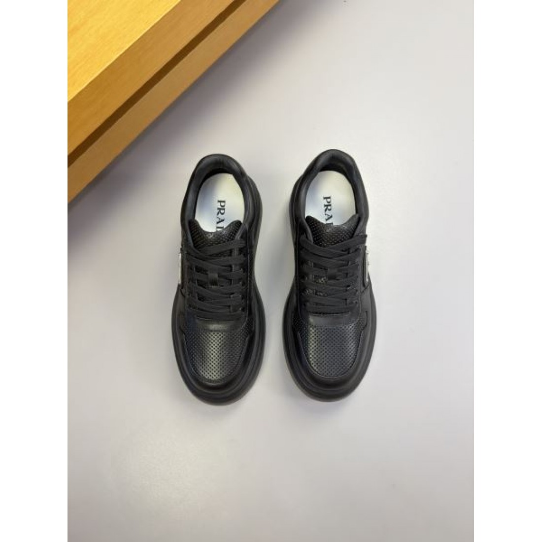コンビ素材 クッションソール ミニマルフォルム PRADA プラダ コピー レースアップスニーカー 都会派スタイル