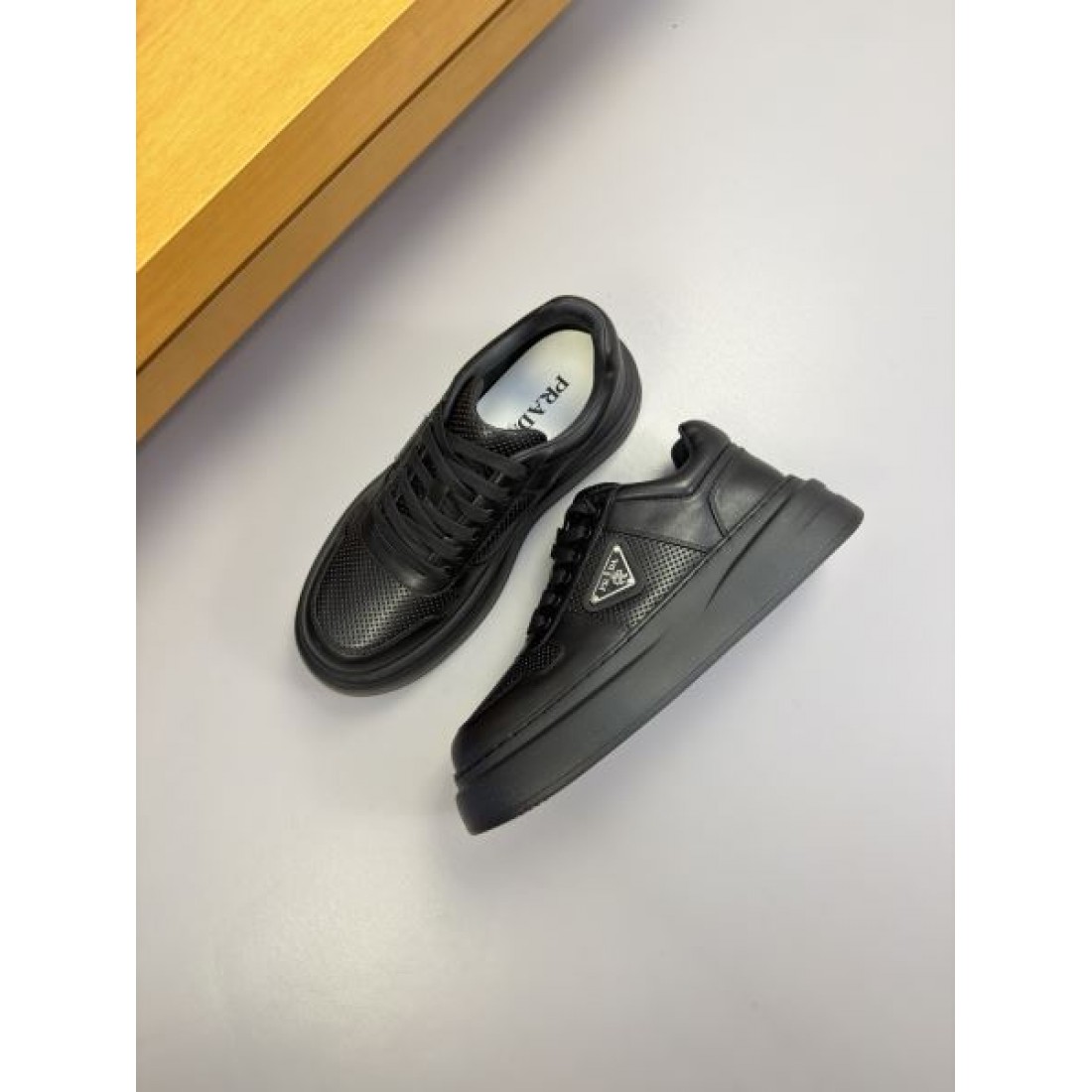コンビ素材 クッションソール ミニマルフォルム PRADA プラダ コピー レースアップスニーカー 都会派スタイル
