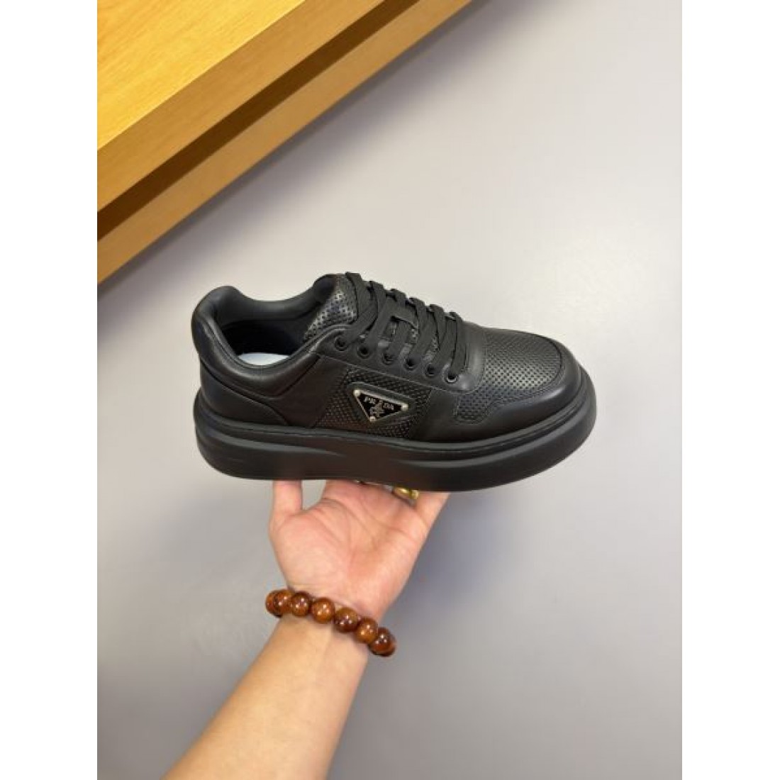 コンビ素材 クッションソール ミニマルフォルム PRADA プラダ コピー レースアップスニーカー 都会派スタイル