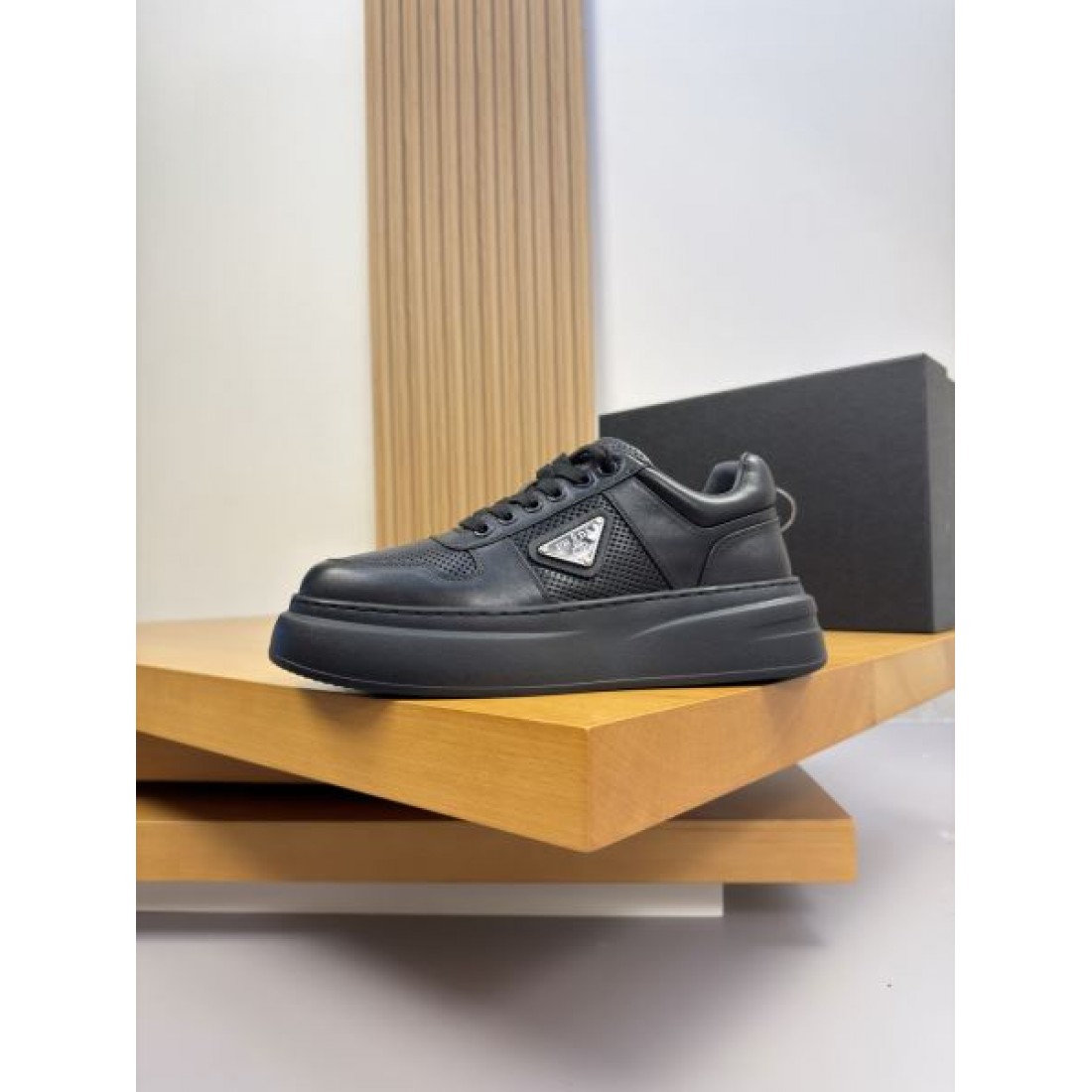 コンビ素材 クッションソール ミニマルフォルム PRADA プラダ コピー レースアップスニーカー 都会派スタイル