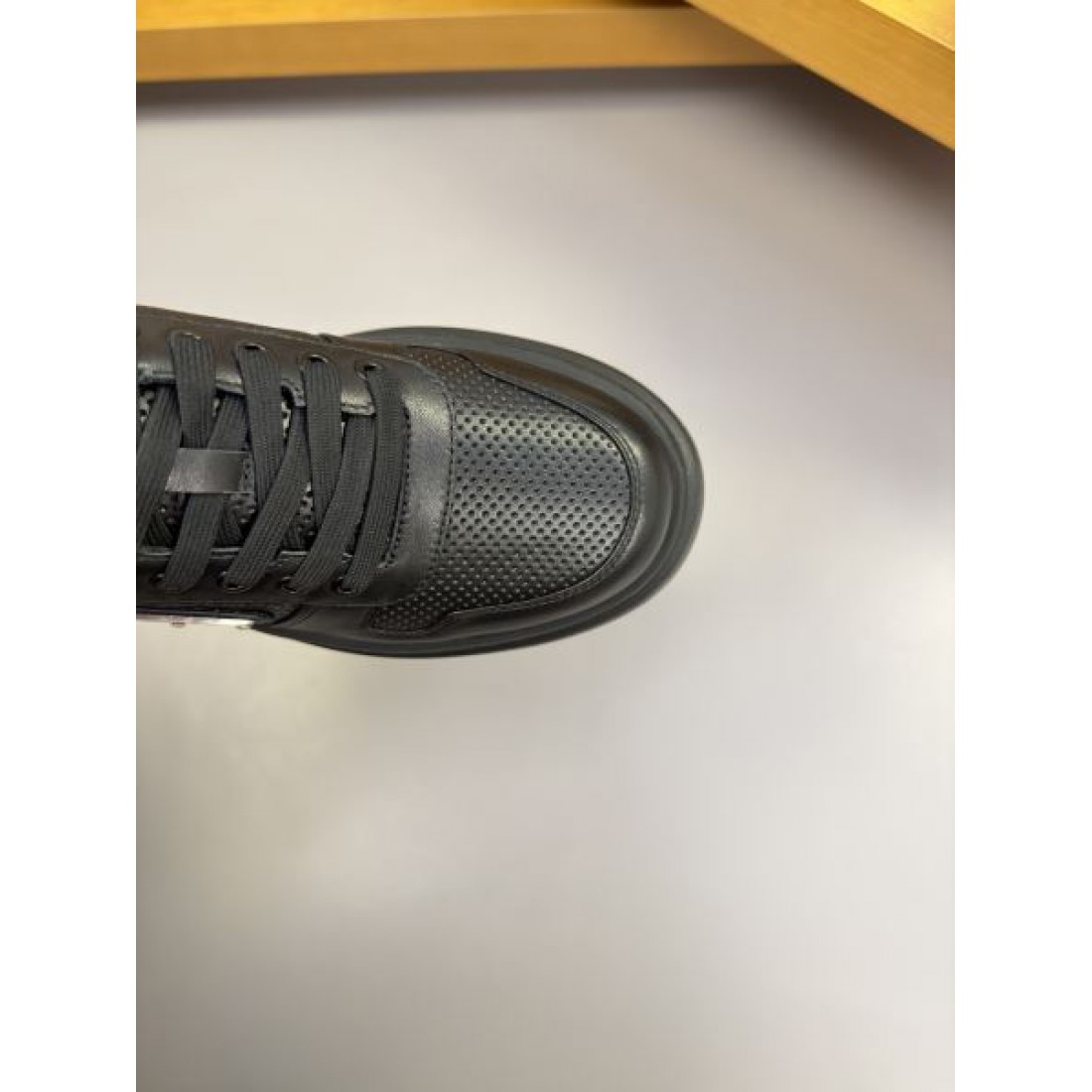 コンビ素材 クッションソール ミニマルフォルム PRADA プラダ コピー レースアップスニーカー 都会派スタイル