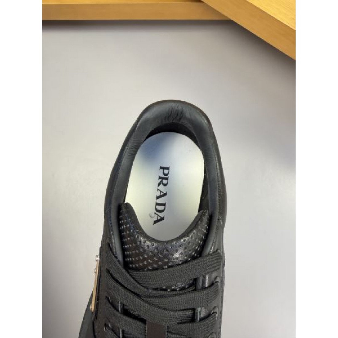 コンビ素材 クッションソール ミニマルフォルム PRADA プラダ コピー レースアップスニーカー 都会派スタイル