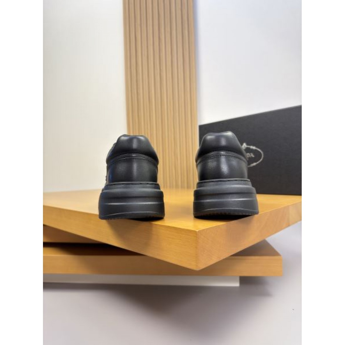 コンビ素材 クッションソール ミニマルフォルム PRADA プラダ コピー レースアップスニーカー 都会派スタイル