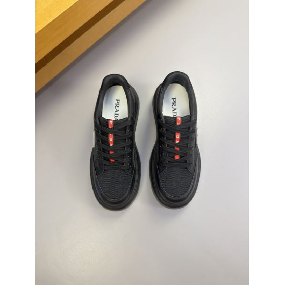 レザー調アッパー クリーンフォルム 都会カジュアル PRADA プラダ コピー ローカットスニーカー 即戦力アイテム